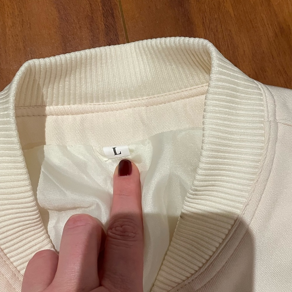 Boxy white bomber - Picture 3 of 3